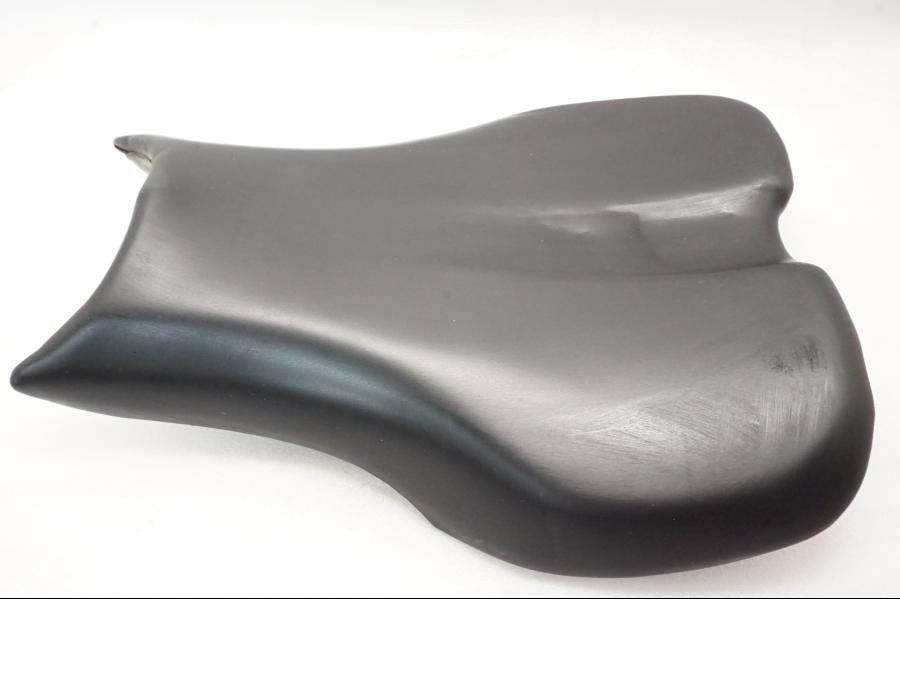 Baksidan på Sadel från en Triumph Daytona 675 -2008 motorcykel.