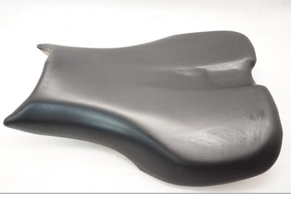 Baksidan på Sadel från en Triumph Daytona 675 -2008 motorcykel.