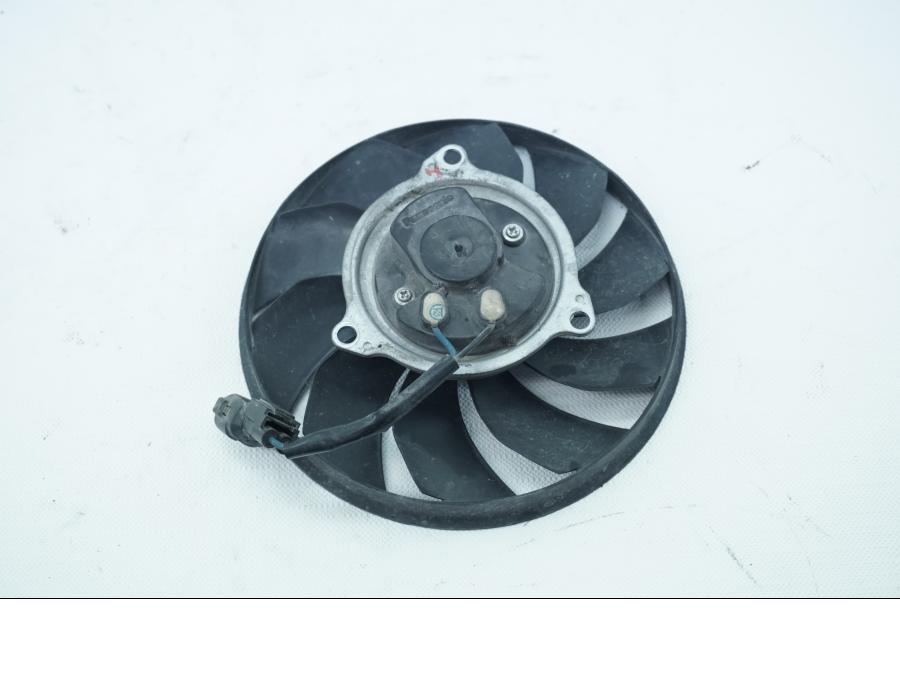 Framsidan på Vattenkylfläkt från en Honda VFR 1200 -2012 motorcykel.