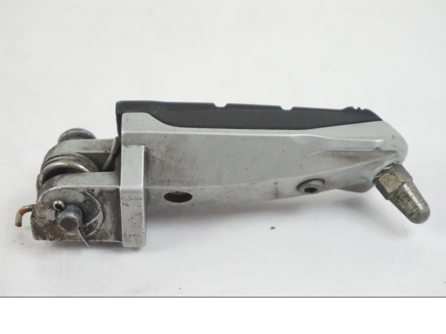 Baksidan på Fotpinne från en BMW F 650 CS -2002 motorcykel.