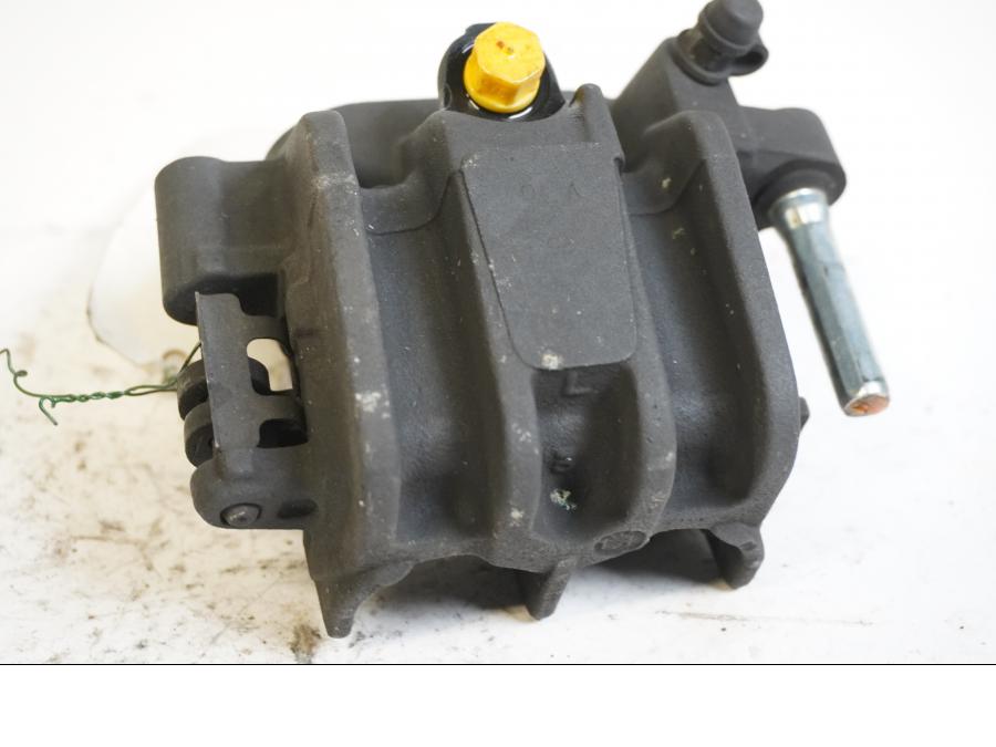 Baksidan på Bromsok från en Honda CB 600 Hornet -2002 motorcykel.