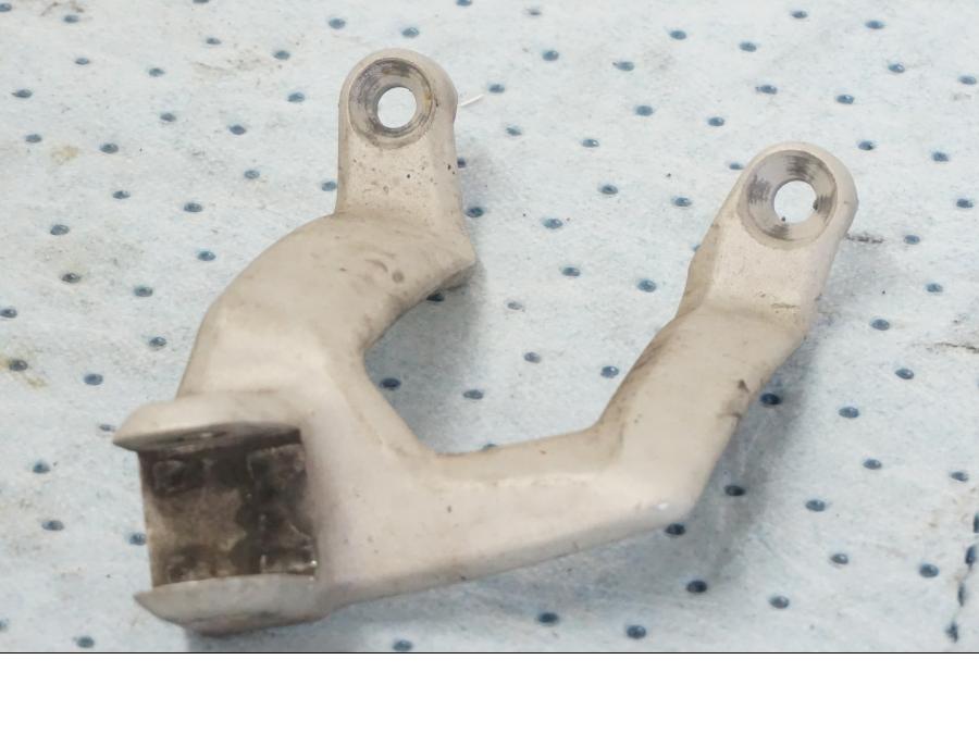 Framsidan på Fotpinnefäste från en KTM 690 Duke -2008 motorcykel.