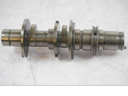 Framsidan på Kamaxel från en Ducati Multistrada 1260 -2020 motorcykel.