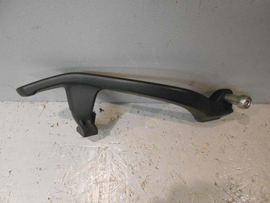 Framsidan på Passagerarhandtag från en BMW K 1300 R -2009 motorcykel.