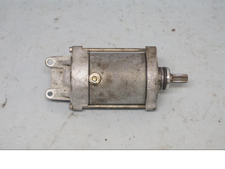 Framsidan på Startmotor från en Honda CBR 900 RR -1996 motorcykel.