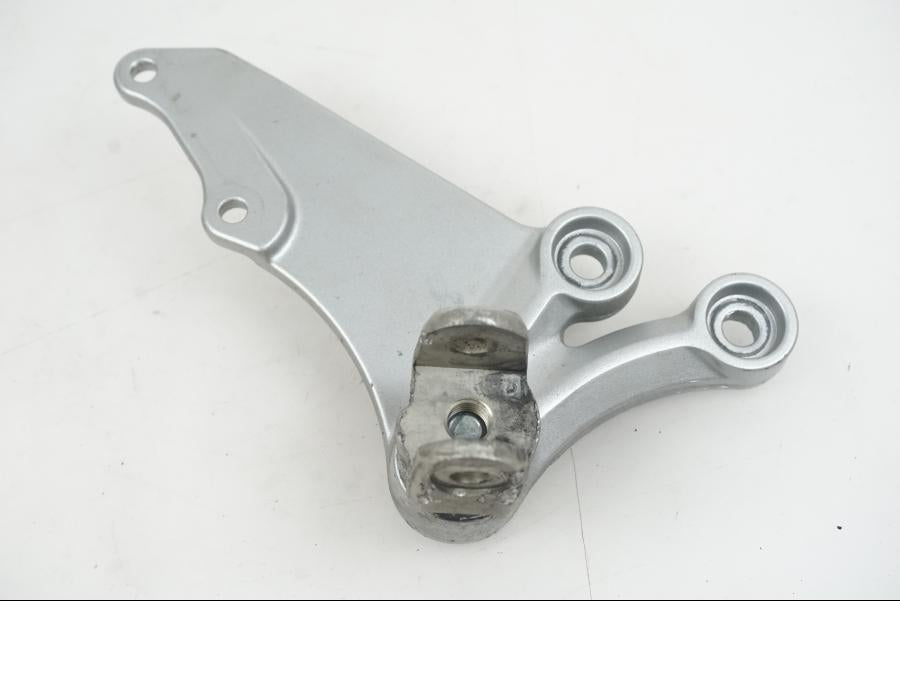 Framsidan på Fotpinnefäste från en Suzuki GSX-R 750 -2009 motorcykel.