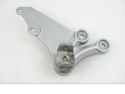 Framsidan på Fotpinnefäste från en Suzuki GSX-R 750 -2009 motorcykel.