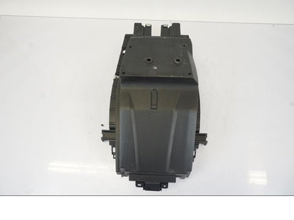 Snett nerifrån på Batterihållare från en BMW S 1000 XR -2019 motorcykel.