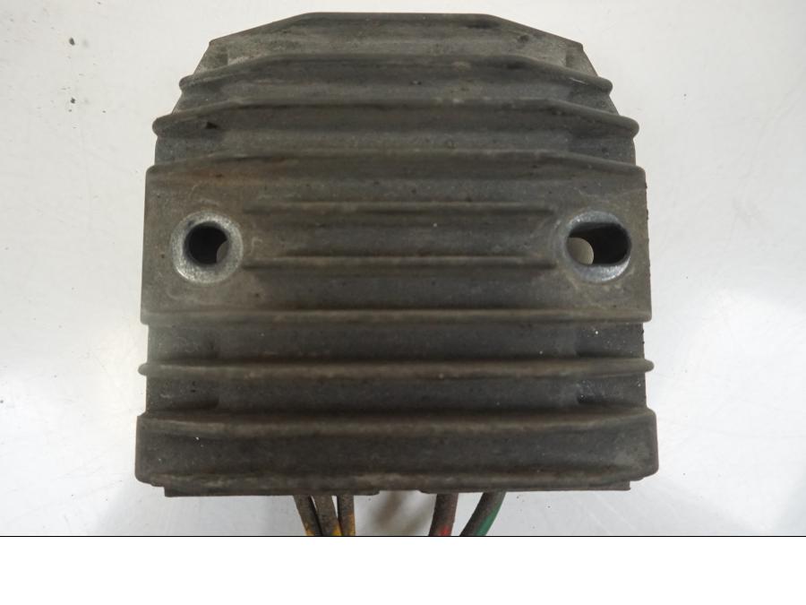 Höger sida på Likriktare från en Honda XL 1000 V -2008 motorcykel.