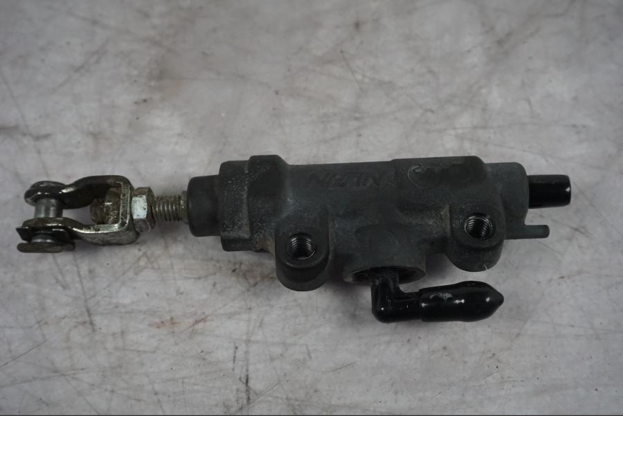 Framsidan på Bromshuvudcylinder från en Triumph Tiger Explorer -2016 motorcykel.