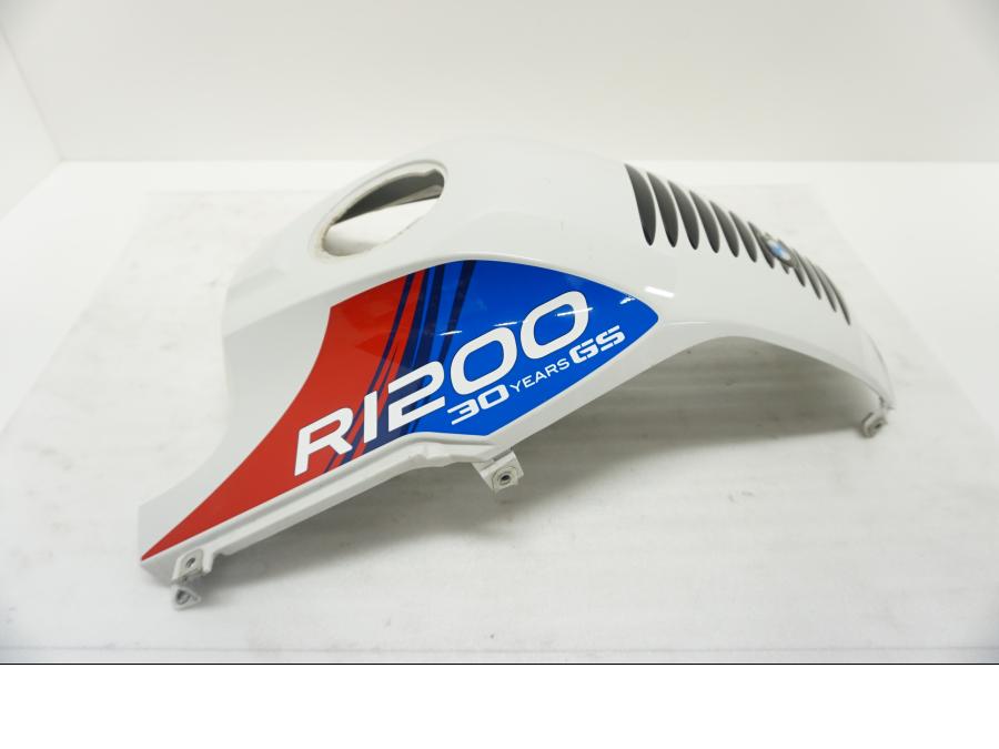 Baksidan på Bensintankskåpa från en BMW R 1200 GSA -2011 motorcykel.