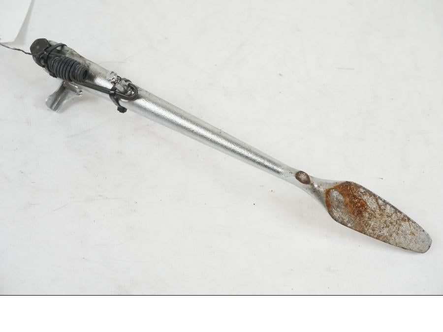 Extrabild1 på Sidostöd från en Suzuki VZR 1800 -2009 motorcykel.