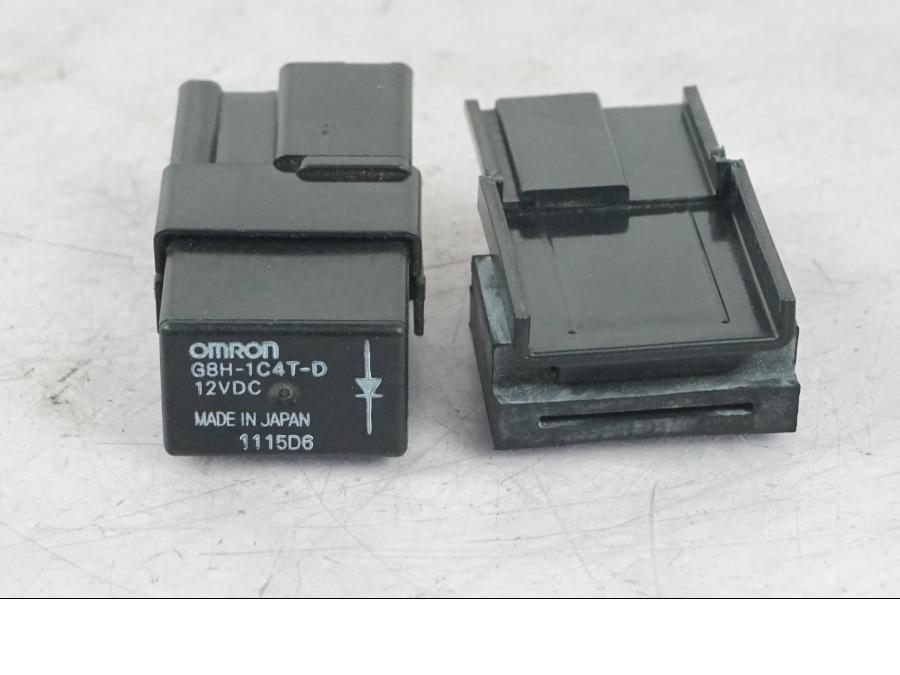 Snett uppifrån på <p>Relä från Yamaha XJR 1300 2005.</p>

<p>G8H-1C4T-D. Plast fästet har brytts av så sitter ej ihop se bilder.</p> motorcykel.