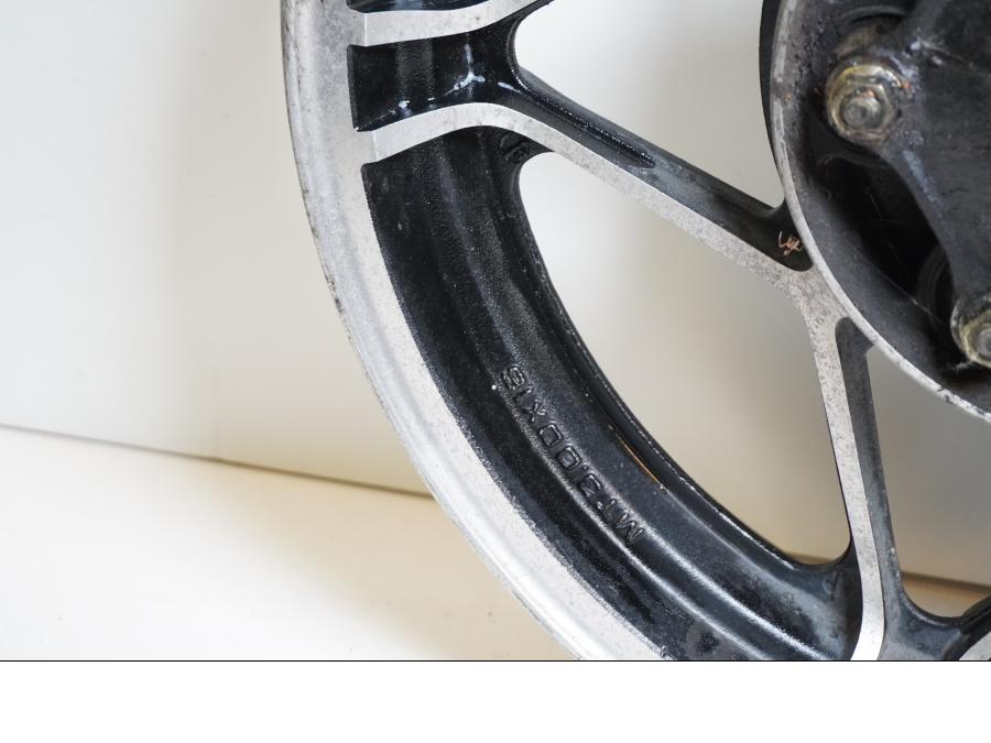 Snett uppifrån på Fälg från en Honda VF 750 C -1983 motorcykel.