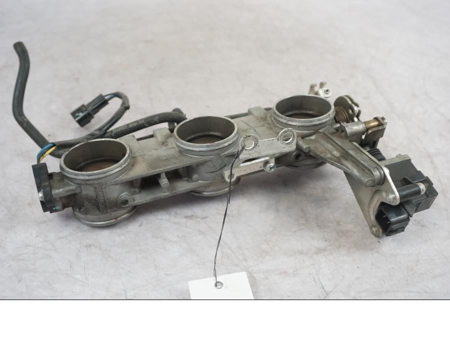 Snett nerifrån på Spjällhus från en Triumph Tiger -2009 motorcykel.