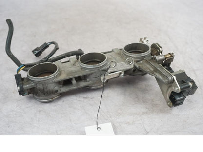 Snett nerifrån på Spjällhus från en Triumph Tiger -2009 motorcykel.