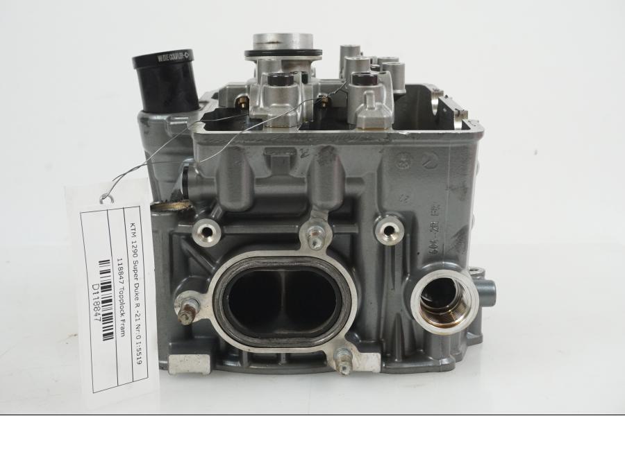 Vänster sida på Topplock från en KTM 1290 Super Duke R -2021 motorcykel.