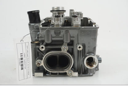 Vänster sida på Topplock från en KTM 1290 Super Duke R -2021 motorcykel.