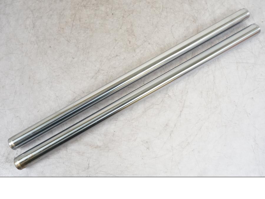 Höger sida på <p>Gaffelben höger och vänster inre till Suzuki K50 1979. Eftermarknadsdelar.</p> moped.