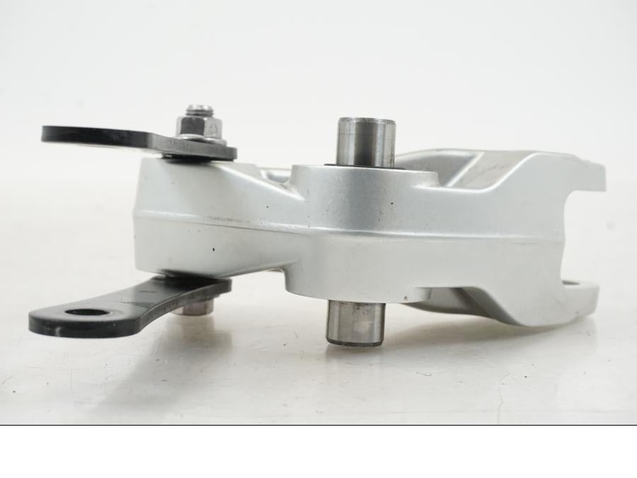 Höger sida på Stötdämparlänkage från en Triumph Speed Triple -2021 motorcykel.