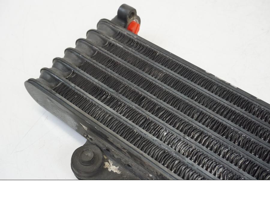 Vänster sida på Oljekyl från en Honda CB 750 -2002 motorcykel.