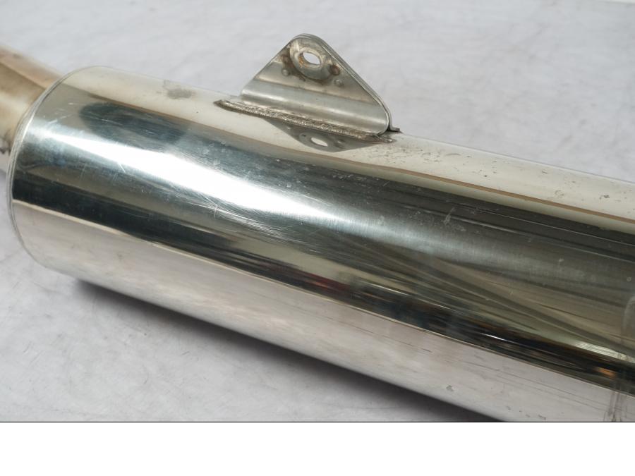 Höger sida på Ljuddämpare från en Honda CBR 1100 XX -2000 motorcykel.