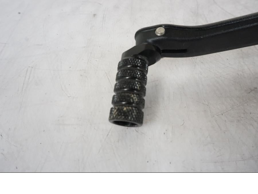 Extrabild1 på Bromspedal från en KTM 1290 Super Duke R -2023 motorcykel.