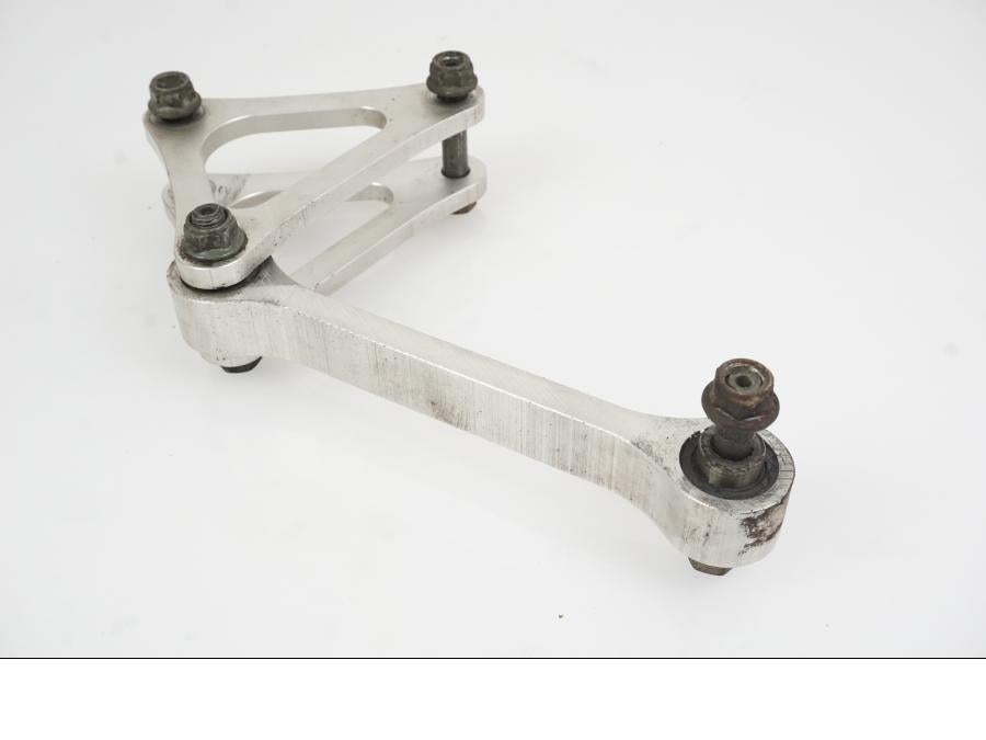 Framsidan på Stötdämparlänkage från en Yamaha YZF R6 -2006 motorcykel.