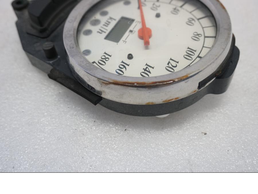 Vänster sida på Instrumentpanel från en Suzuki VL 800 -2004 motorcykel.