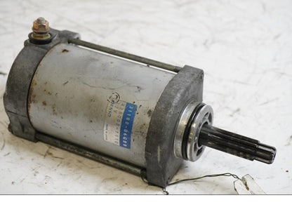 Framsidan på Startmotor från en Suzuki DL 1000 -2003 motorcykel.