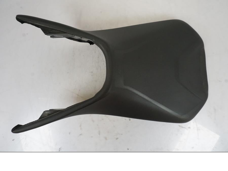 Snett nerifrån på Sadel från en KTM 125 Duke -2017 motorcykel.