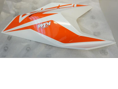 Baksidan på Bensintankskåpa från en KTM 1290 Super Duke -2021 motorcykel.