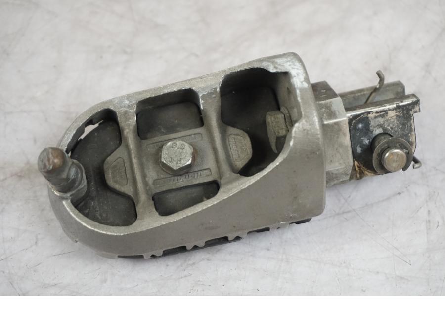 Extrabild1 på Fotpinne från en Triumph Tiger -2009 motorcykel.