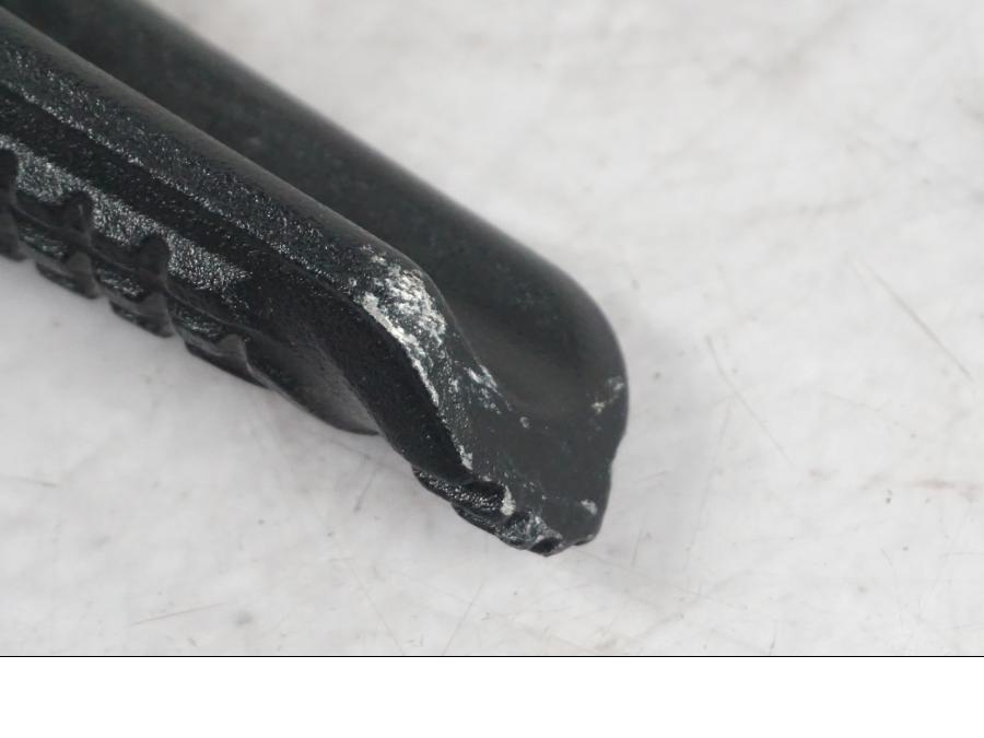 Snett nerifrån på Fotpinne från en KTM 1290 Super Duke R -2022 motorcykel.