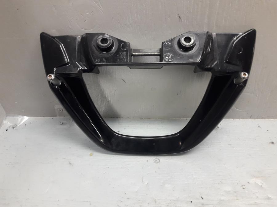 Baksidan på Passagerarhandtag från en Suzuki SV 1000 -2004 motorcykel.