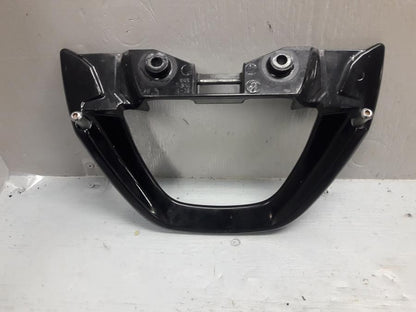 Baksidan på Passagerarhandtag från en Suzuki SV 1000 -2004 motorcykel.