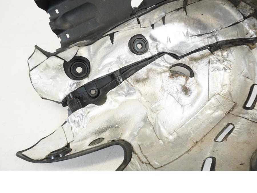 Snett nerifrån på Värmeskydd från en Ducati Streetfighter V4 -2020 motorcykel.