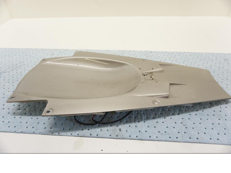 Framsidan på Undertail från en Yamaha YZF 1000 R1 -2003 motorcykel.