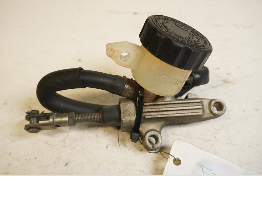 Framsidan på Bromshuvudcylinder från en Yamaha FZR 1000 -1991 motorcykel.