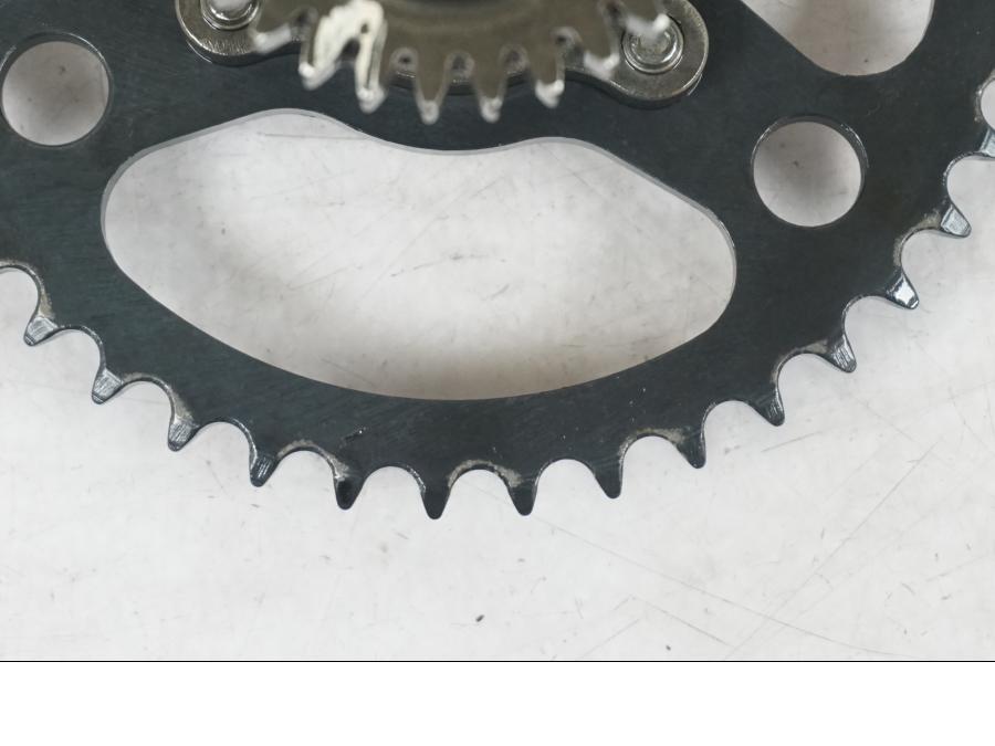 Vänster sida på Kamkedjedrev från en BMW R 1200 GSA -2014 motorcykel.