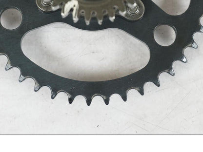 Vänster sida på Kamkedjedrev från en BMW R 1200 GSA -2014 motorcykel.