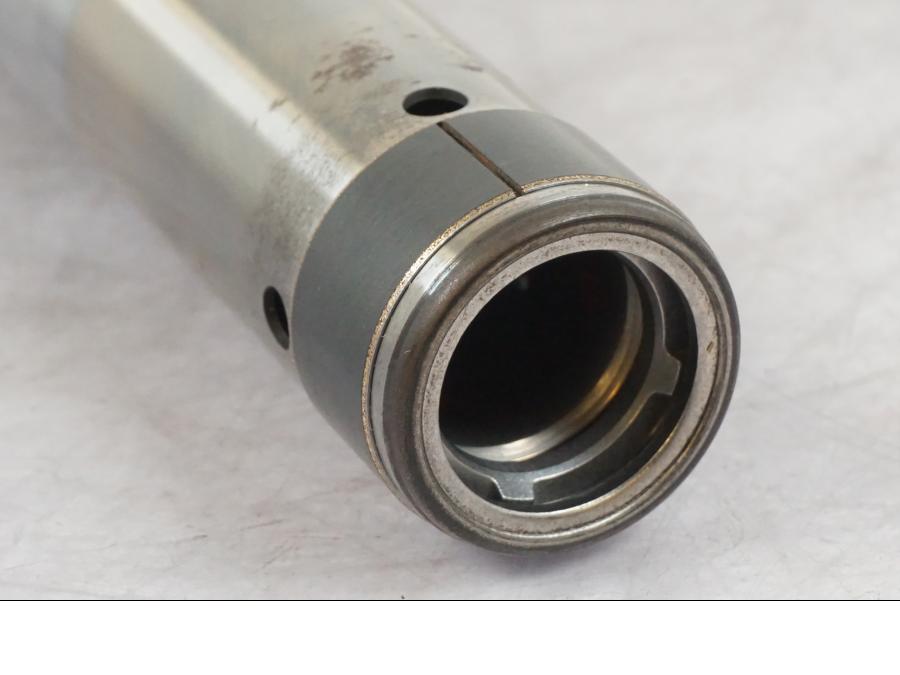 Vänster sida på Gaffelben från en Honda CB 600 Hornet -2003 motorcykel.