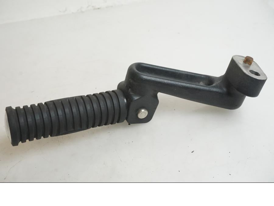 Framsidan på Fotpinne från en Indian Chieftain Dark Horse -2019 motorcykel.