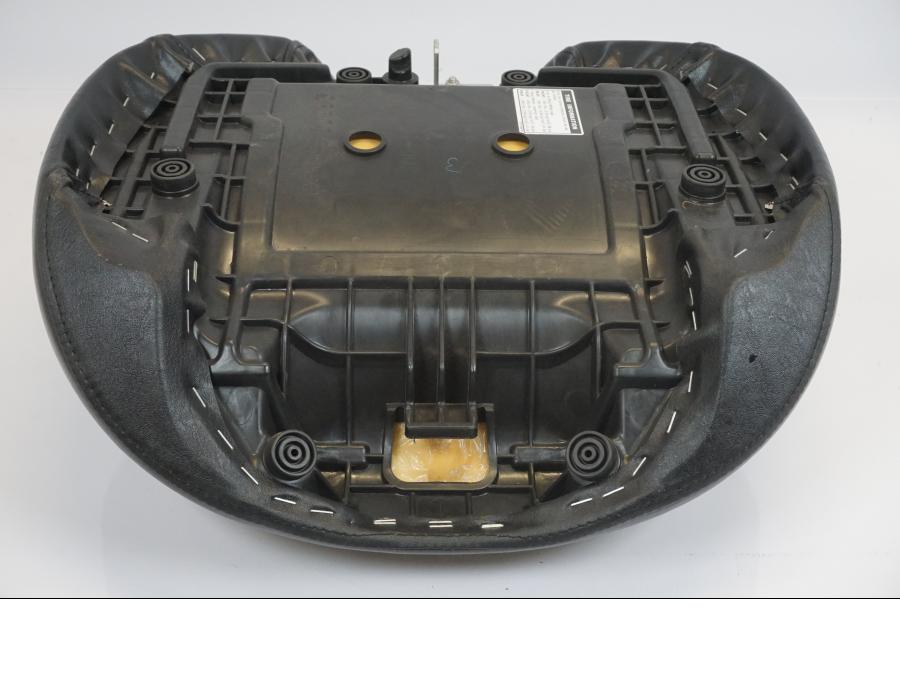 Snett nerifrån på Sadel från en Yamaha XV 1900 -2015 motorcykel.