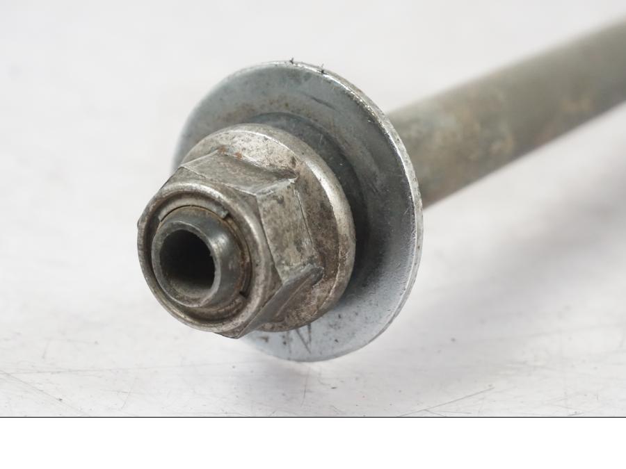 Höger sida på Axel från en Yamaha XVS 1100 -2000 motorcykel.