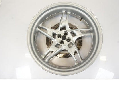 Snett uppifrån på Hjulpaket från en BMW R 1150 RS -2003 motorcykel.