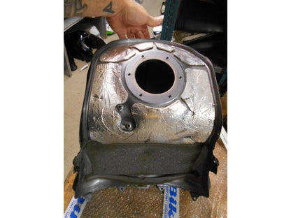 Snett nerifrån på Bensintank från en Yamaha YZF 1000 R1 -2005 motorcykel.