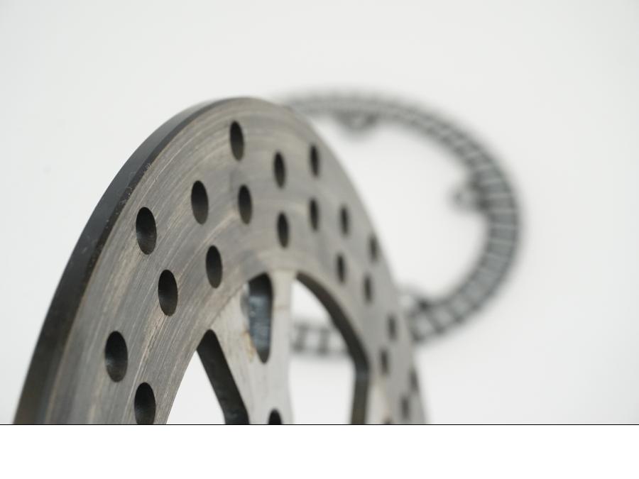 Snett nerifrån på Bromsskiva från en KTM 1290 Super Duke -2020 motorcykel.