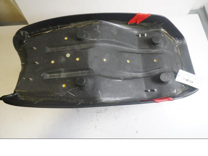 Vänster sida på Sadel från en Kawasaki GPZ 1100 -1985 motorcykel.