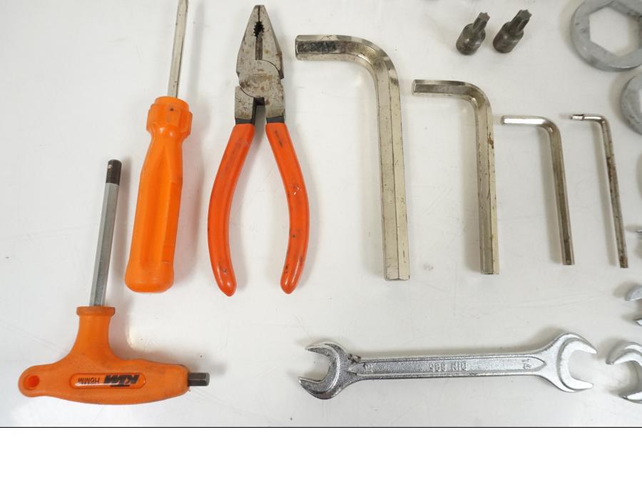 Snett uppifrån på Verktyg från en KTM 990 SM -2009 motorcykel.